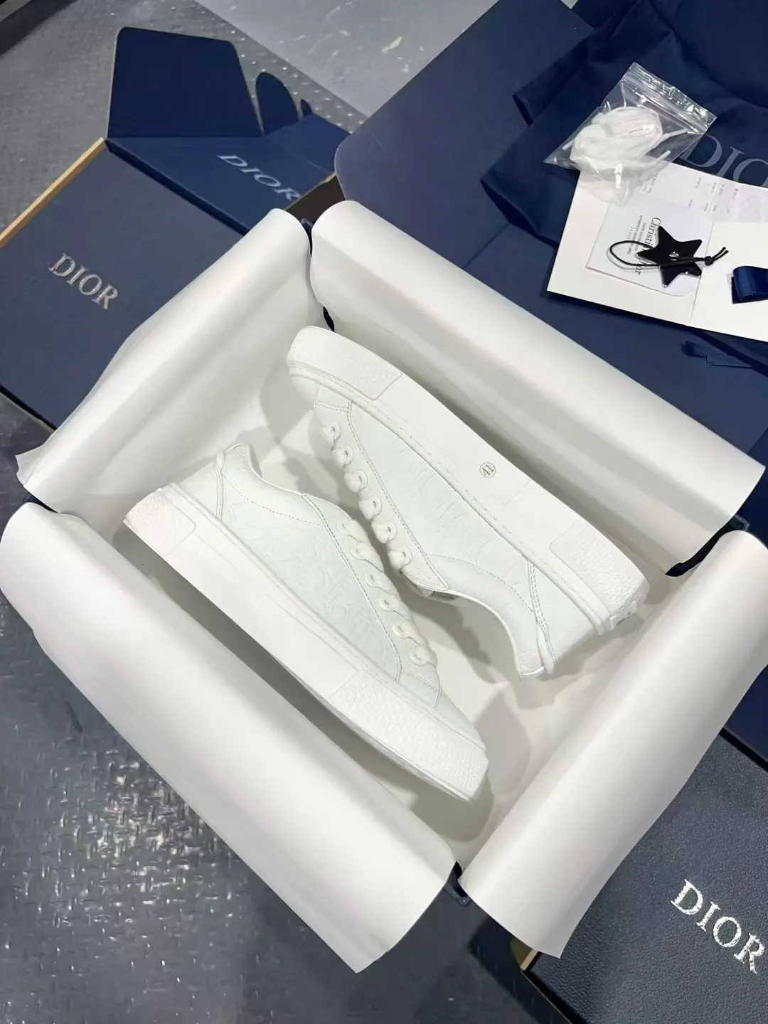 👟👟Ex-factory price 560👟👟 𝐃𝐢𝐨𝐫 𝐱 𝐒𝐭𝐨𝐧𝐞 𝐈𝐬𝐥𝐚𝐧𝐝 𝐁𝟯𝟯 Dior co-branded Stone Island new casual sports shoes Skateboard shoes 111111111 This B33 sneaker comes from the DIOR AND STONE ISLAND limited series. It is a new interpretation of the classic tennis shoe. The fashionable silhouette highlights the heavy texture. The black-dyed cotton has a delicate wash and soft texture, and is finished with the classic Oblique print on the sides, paying homage to the exceptional craftsmanship of the exclusive collaboration. The tongue is embossed with the Dior signature, while cannage panels on the front, DIOR AND STONE ISLAND signature on the back and insole. The rubber outsole features the Dior Oblique pattern, while a contrasting Dior 30 Avenue Montaigne signature on the rear adds style. It can add a modern touch to various casual looks, and can also be matched with other DIOR AND STONE ISLAND items. Exquisite packaging at the delivery counter🛍📦 Customized cowhide material, sheepskin lining, original molded outsole Size: 35-45
